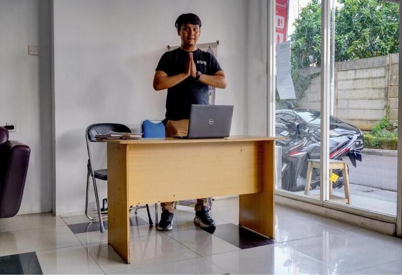 Отель Oyo Life 92889 Apartement Grand Sentraland Karawang By A.t Room