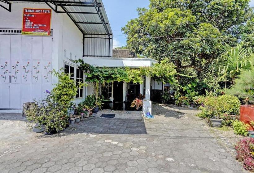 酒店 Oyo Life 92937 Kost Putri Sarkara Syariah