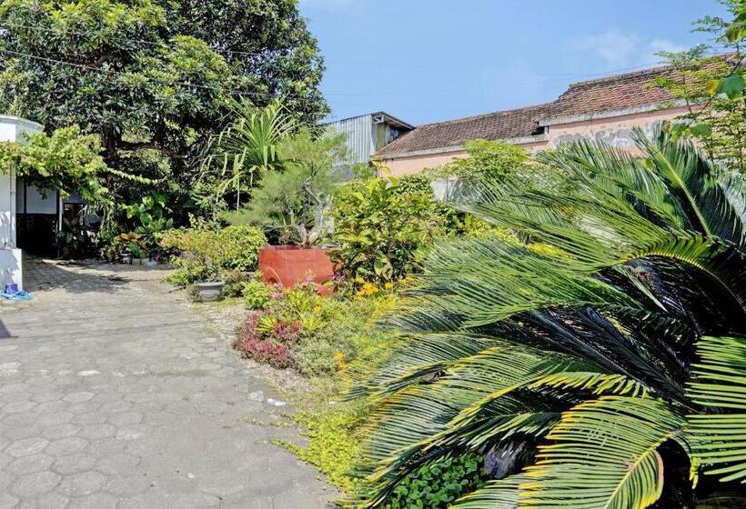 酒店 Oyo Life 92937 Kost Putri Sarkara Syariah