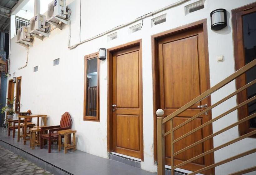 בית מלון כפרי Oyo Life 93038 Kost Putra Malilah