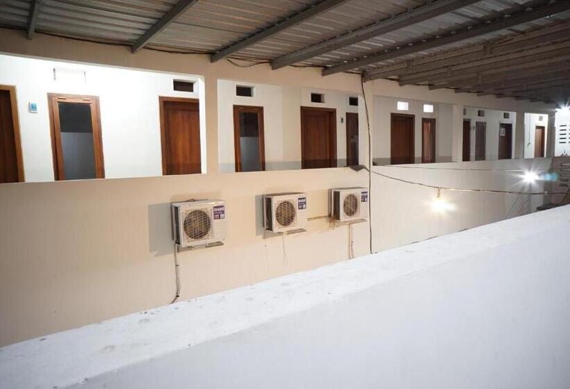 בית מלון כפרי Oyo Life 93038 Kost Putra Malilah