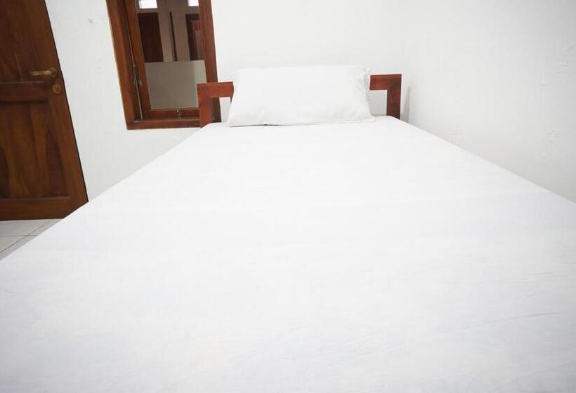 בית מלון כפרי Oyo Life 93038 Kost Putra Malilah