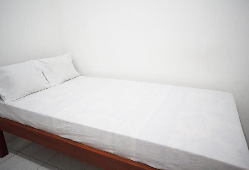 בית מלון כפרי Oyo Life 93038 Kost Putra Malilah