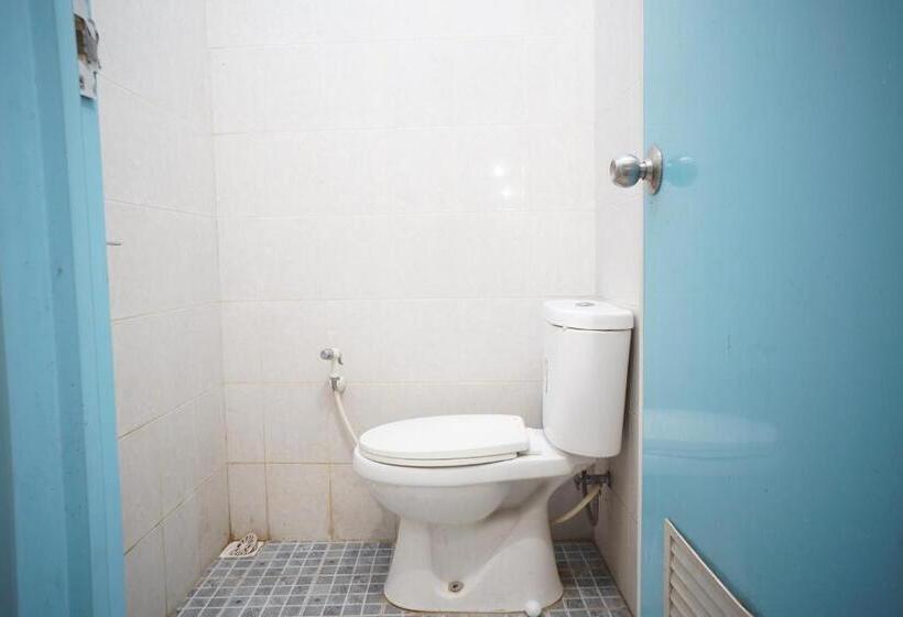 ホテル Oyo Life 93038 Kost Putra Malilah