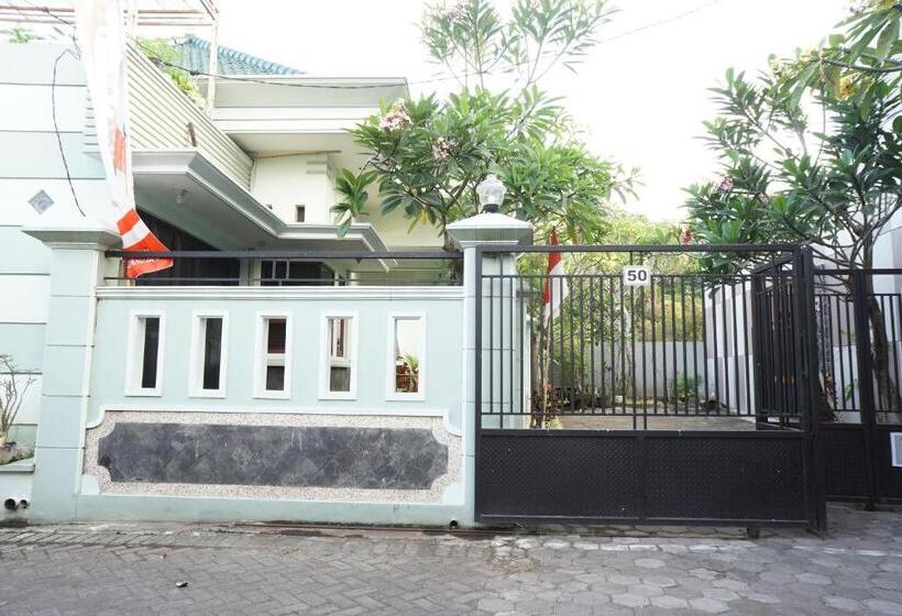 ホテル Oyo Life 93045 Kost Putra Bu Ketut