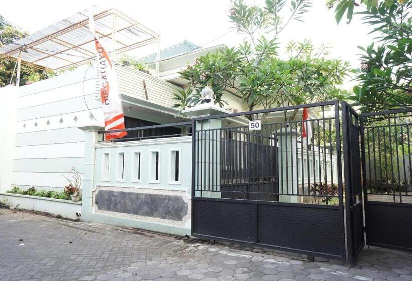 בית מלון כפרי Oyo Life 93045 Kost Putra Bu Ketut