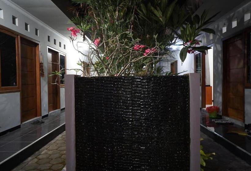ホテル Oyo Life 93045 Kost Putra Bu Ketut