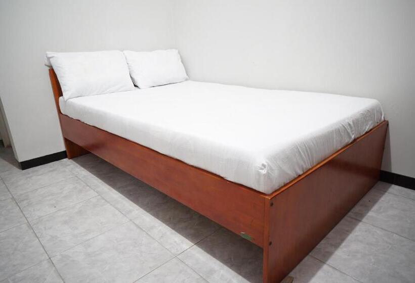 ホテル Oyo Life 93045 Kost Putra Bu Ketut