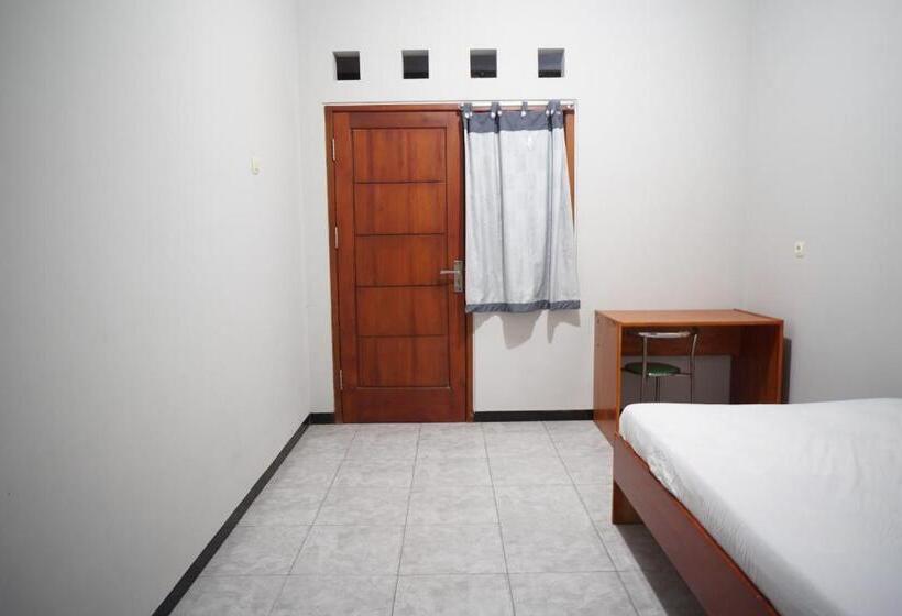 בית מלון כפרי Oyo Life 93045 Kost Putra Bu Ketut