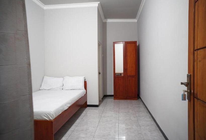 בית מלון כפרי Oyo Life 93045 Kost Putra Bu Ketut