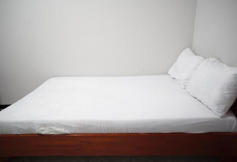 ホテル Oyo Life 93045 Kost Putra Bu Ketut