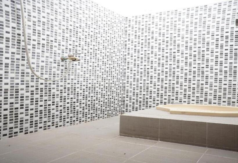 בית מלון כפרי Oyo Life 93045 Kost Putra Bu Ketut