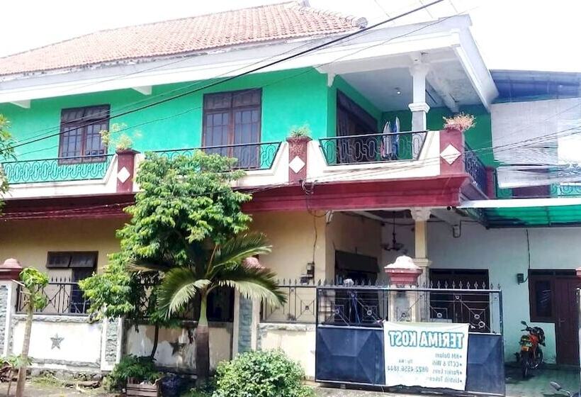 Szálloda Spot On 93014 Griya Nautika Sukodono