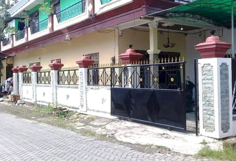 Szálloda Spot On 93014 Griya Nautika Sukodono