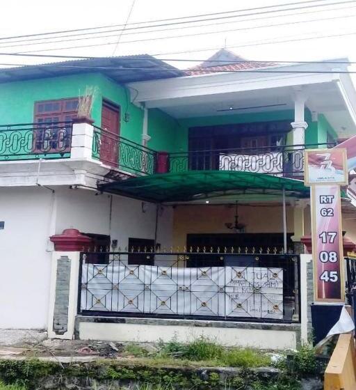 Szálloda Spot On 93014 Griya Nautika Sukodono