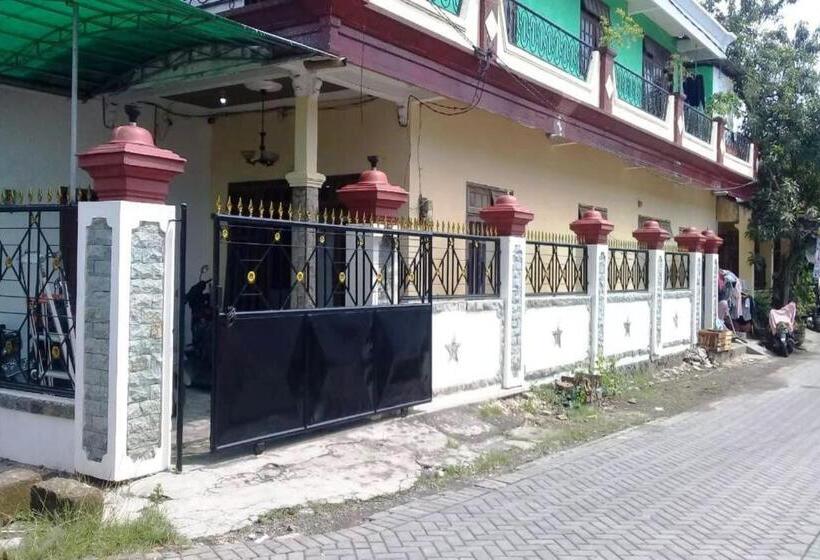 Szálloda Spot On 93014 Griya Nautika Sukodono