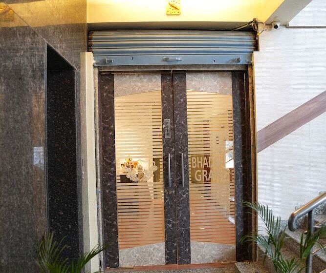 호텔 Vaidh Business