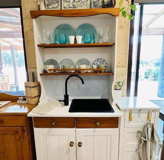 بنسيون Rammed Earth Retreat