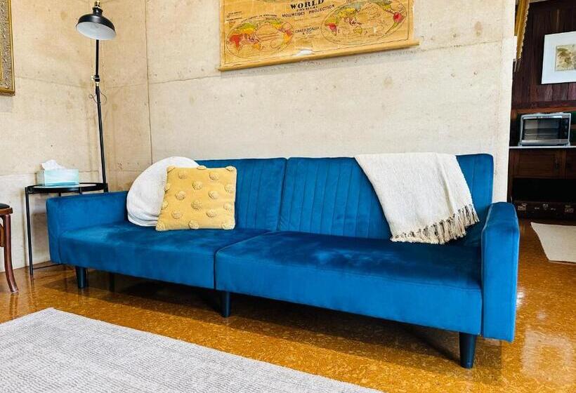 بنسيون Rammed Earth Retreat