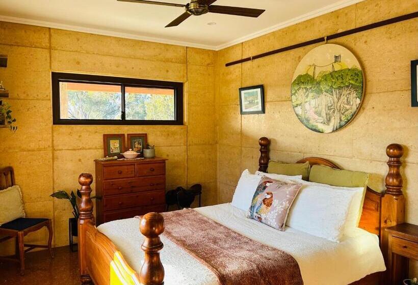 بنسيون Rammed Earth Retreat