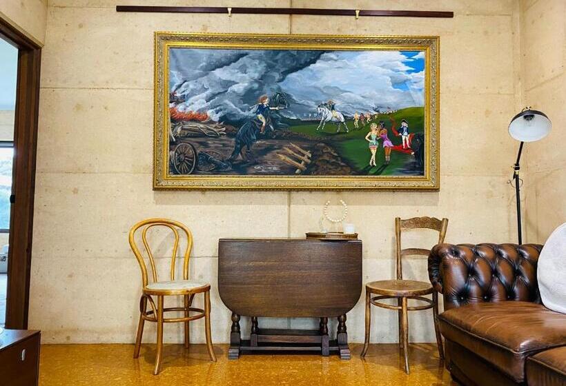 بنسيون Rammed Earth Retreat