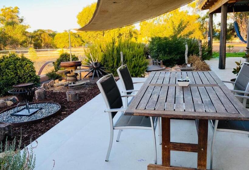 بنسيون Rammed Earth Retreat