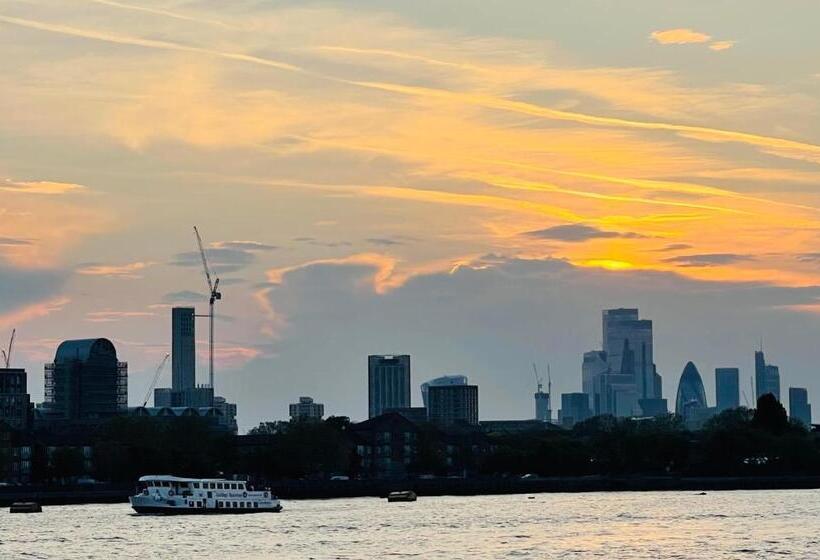 بنسيون Riverside Premium Double Room Garden View E14