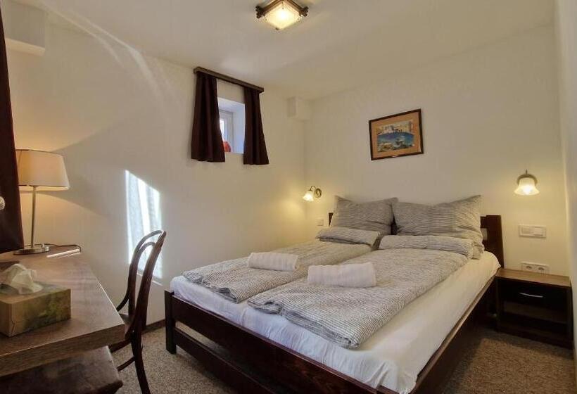 Red Lion Pub & Apartments Szentendre