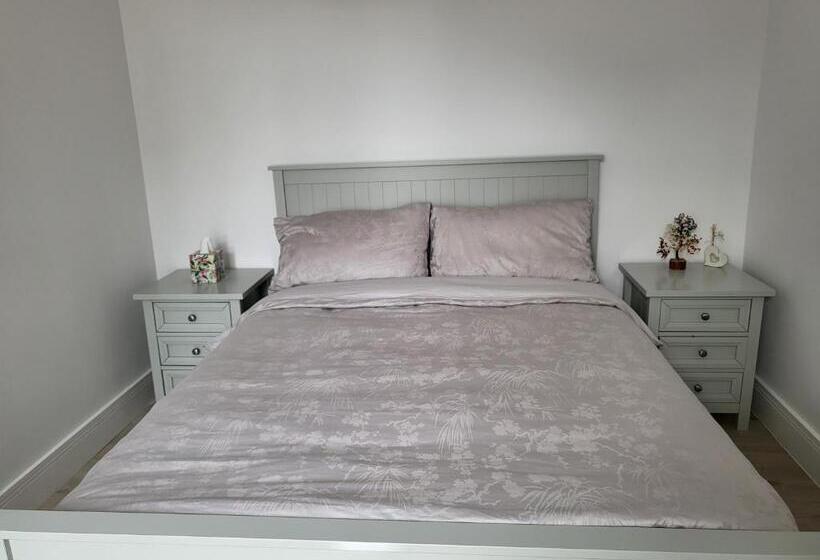 Bed and Breakfast Bright, Quiet Room In The Center Of Newbury