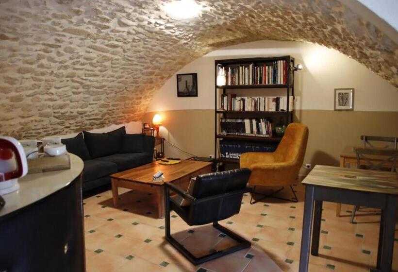 مبيت وإفطار La Maison Wisteria