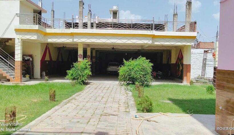 בית מלון כפרי Oyo Shree Krishna Palace