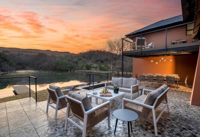 Отель Riverhorse Lodge