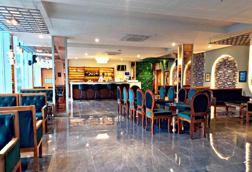 ホテル Spt Clarks Inn Suite, Mandi