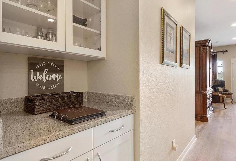 Lake Travis Stunning Waterfront, Sunset & Pool Views, Pet Friendly, Boat Ramp, Lago Vista, Texas