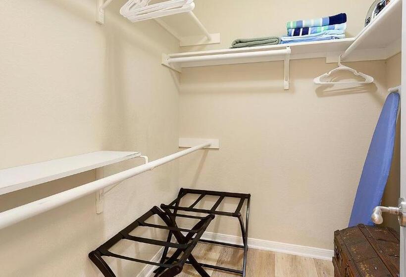 Lake Travis Stunning Waterfront, Sunset & Pool Views, Pet Friendly, Boat Ramp, Lago Vista, Texas