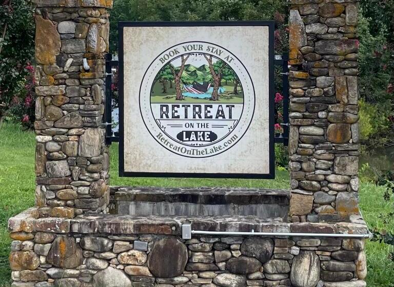 فندق على الطريق Retreat On The Lake