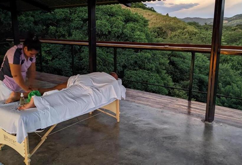 بنسيون Four Trees Jungle Lodge