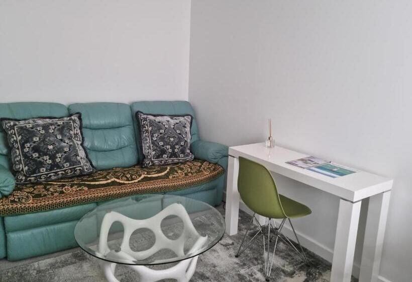 ペンション Large Room With Flat Tv Netflix