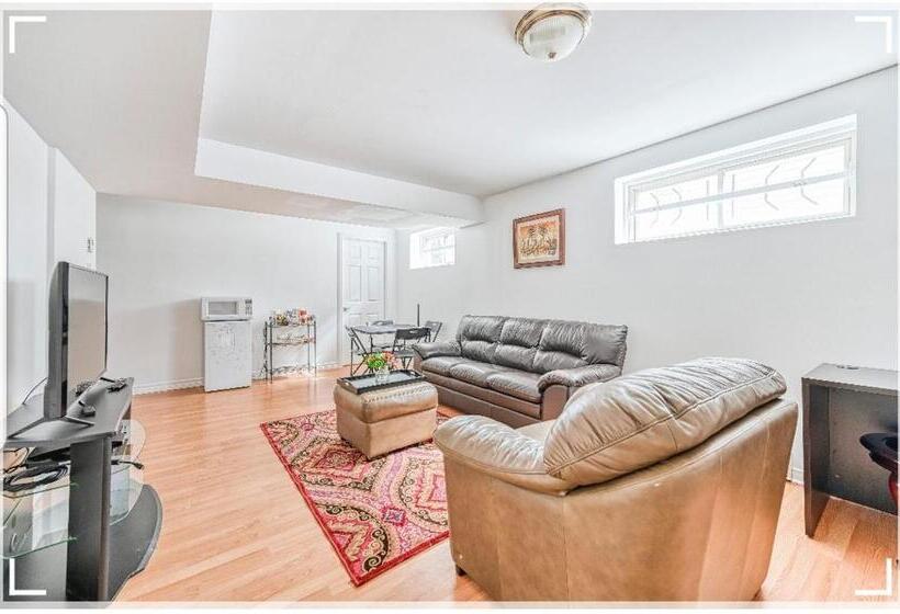 بنسيون Leila`s Place Basement Apartment In Private Home