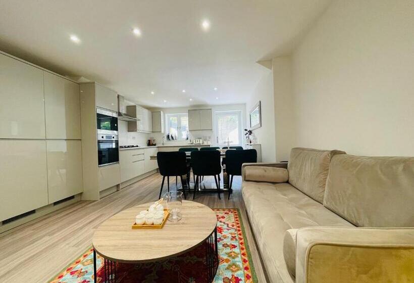 بنسيون Riverside Double Room Garden View E14