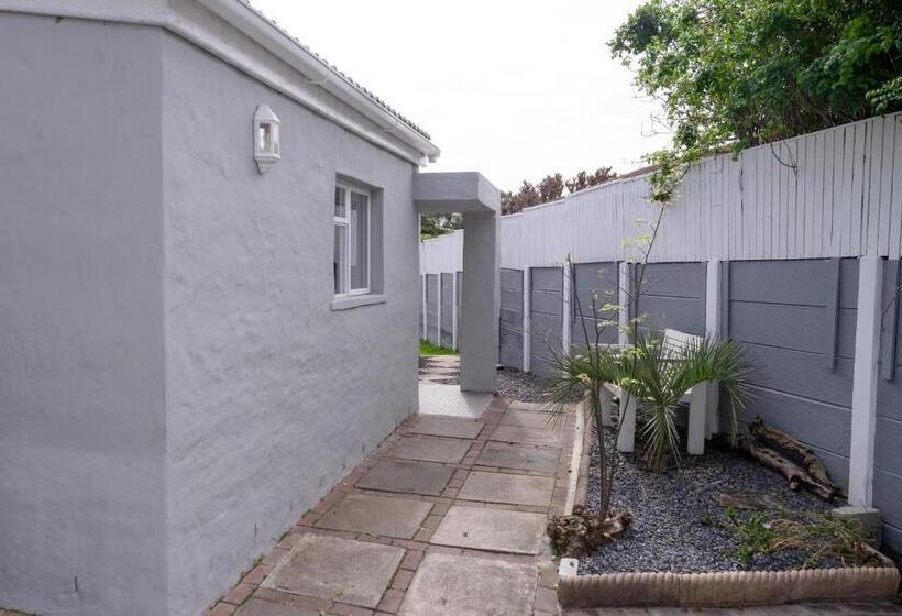 بنسيون Seaside Cottage Kommetjie