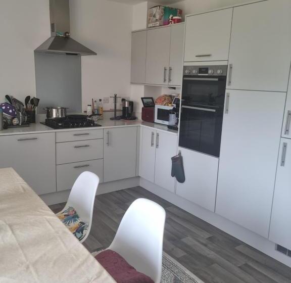 ペンション Trundle Bed With Office Desk, Small Room