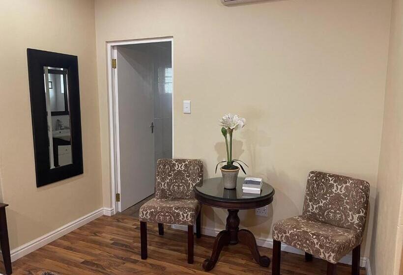 ペンション Upper Room Guesthouse