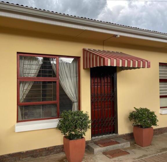 ペンション Upper Room Guesthouse