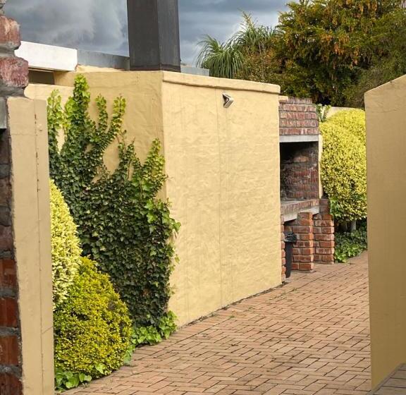 ペンション Upper Room Guesthouse