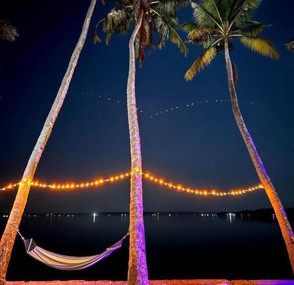 Santa Maria Hostel Munroe Island