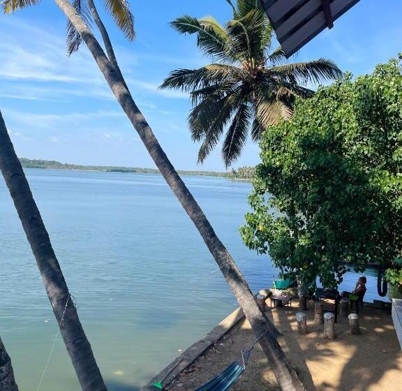 Santa Maria Hostel Munroe Island