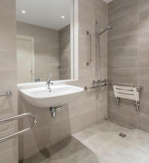 Student Experience Madrid Pozuelo   Luxury Hostel