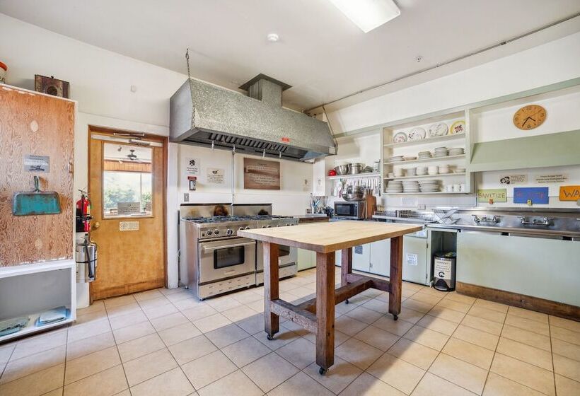 Общежитие Limantour Lodge