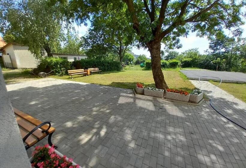 فندق صغير Márianosztrai Zarándokszálláshely